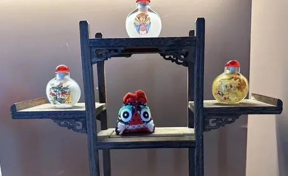 Hengshui inside-painted snuff bottle art display