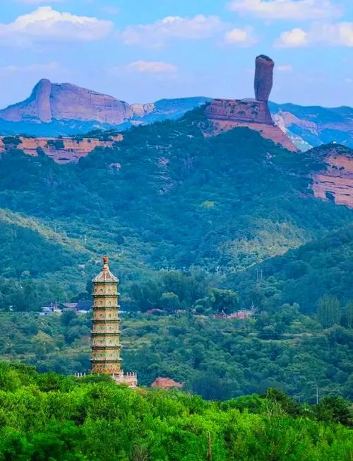 Lake and palace scenery inside Chengde Mountain Resort