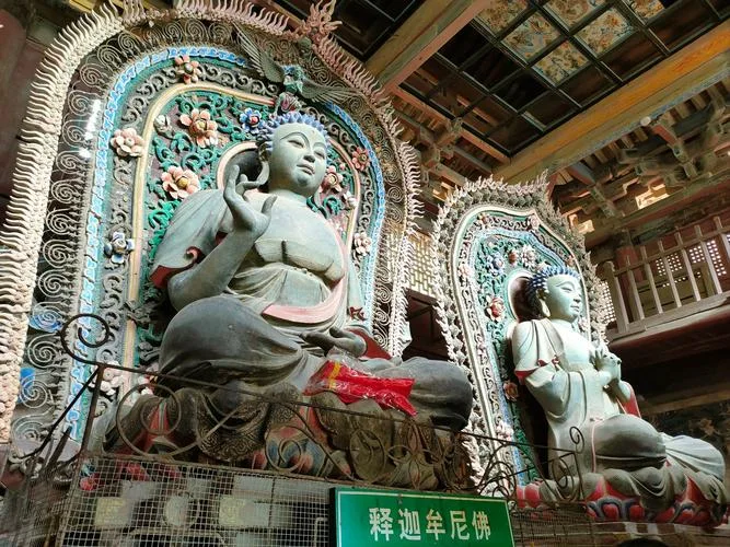 Buddhist statue detail at Cangyan Mountain temple area