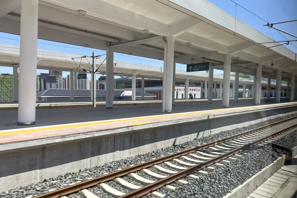 Platforms at Chengde South railway station