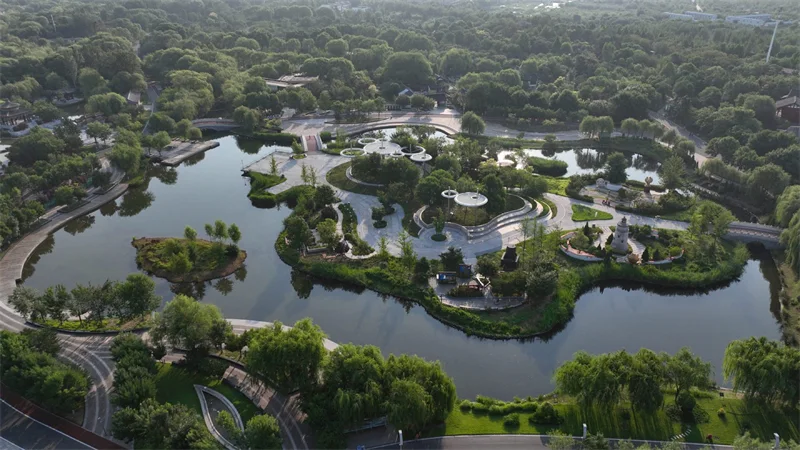 Garden paths and water scenery in Tangshan Nanhu Park