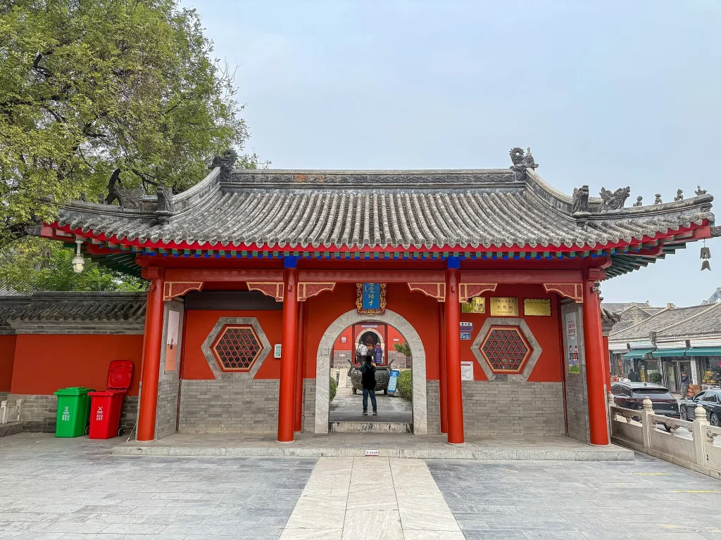 Entrance gate and stone guardian figures at Daci Pavilion in Baoding