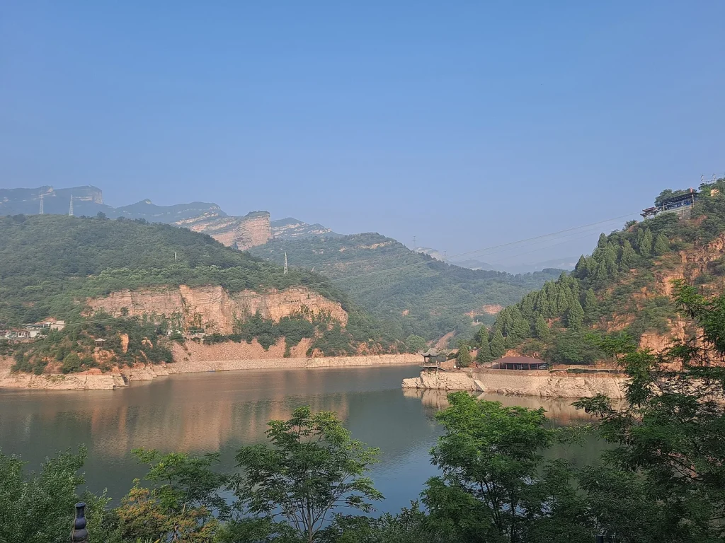 Lake water beneath red cliffs and green Taihang slopes at Jingniang Lake