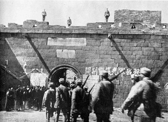 Archival 1944 photograph of people at Zijingguan Pass gate in Hebei