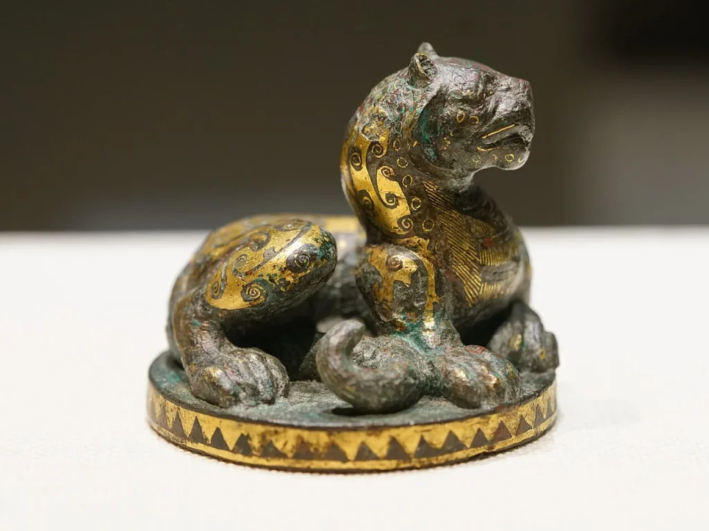Gold-inlaid leopard-shaped Han dynasty seat weight in Cangzhou Museum