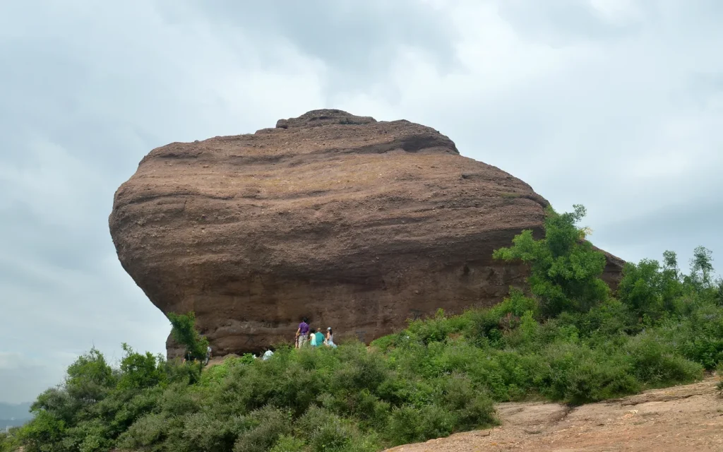 Rounded Toad Rock beside the trail at Qingchui Peak